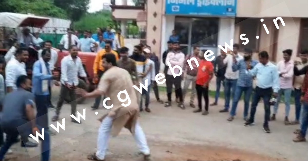 छत्तीसगढ़ - टीम बना कर भाजपाईयों ने NH-30 पर खेला कबड्डी , लगाए कांग्रेस मुर्दाबाद के नारे