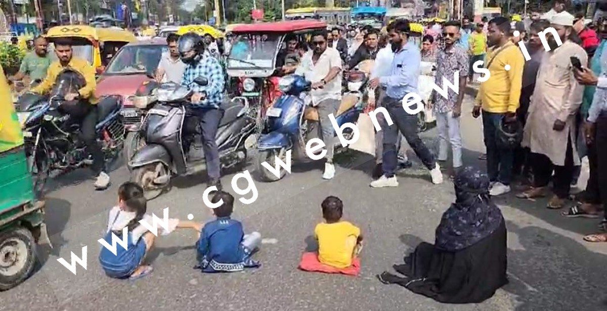 तीन मासूम बच्चों को लेकर इंसाफ के लिए बीच सड़क पर धरने में बैठी दुष्कर्म पीड़िता , पुलिस पर लगाया यह आरोप