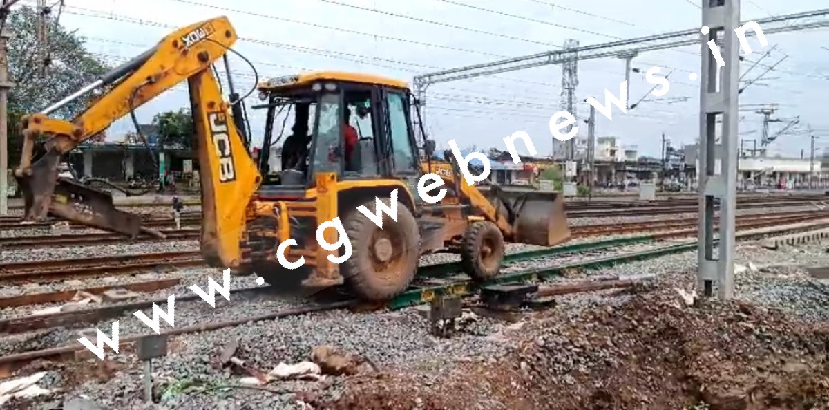 सक्ती - JCB चालक ने रेलवे ट्रैक पर दौड़ाया JCB , हो सकता था बड़ा हादसा , देखे VIDEO