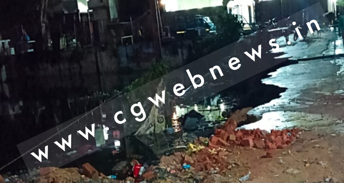 सक्ती से बड़ी खबर , दर्री तालाब का एक हिस्सा ढहा , तालाब में गिर सकता है ट्रांसफार्मर , बिजली विभाग अलर्ट