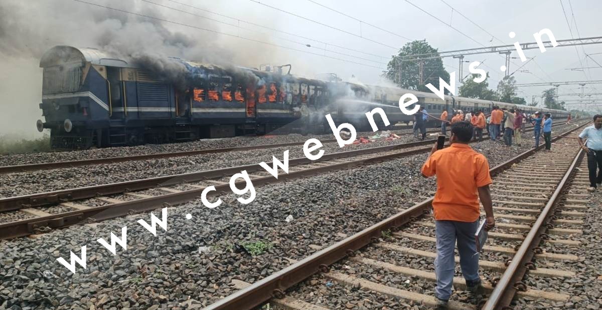 बड़ी खबर - मेमू लोकल में लगी भीषण आग , दो डिब्बे जल कर राख , यात्रियों में मची अफरातफरी