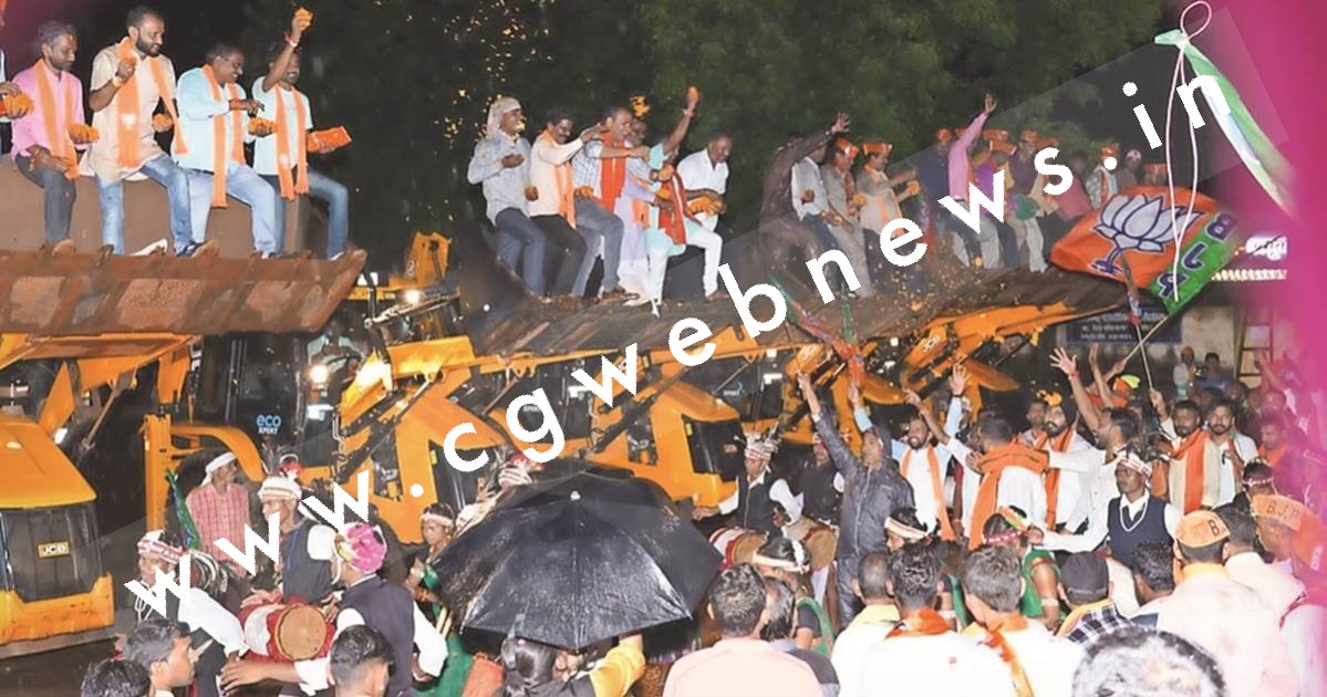 छत्तीसगढ़ - भाजपा की परिवर्तन यात्रा में बुलडोजर की एंट्री , ग्रामीण कुछ इस तरह कर रहे है नेताओं का स्वागत