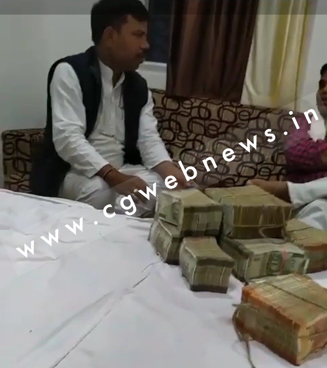 सक्ती से बड़ी खबर , चंद्रपुर विधायक राम कुमार यादव का नोटो की गड्डियों के साथ VIDEO वायरल , देखे VIDEO ...