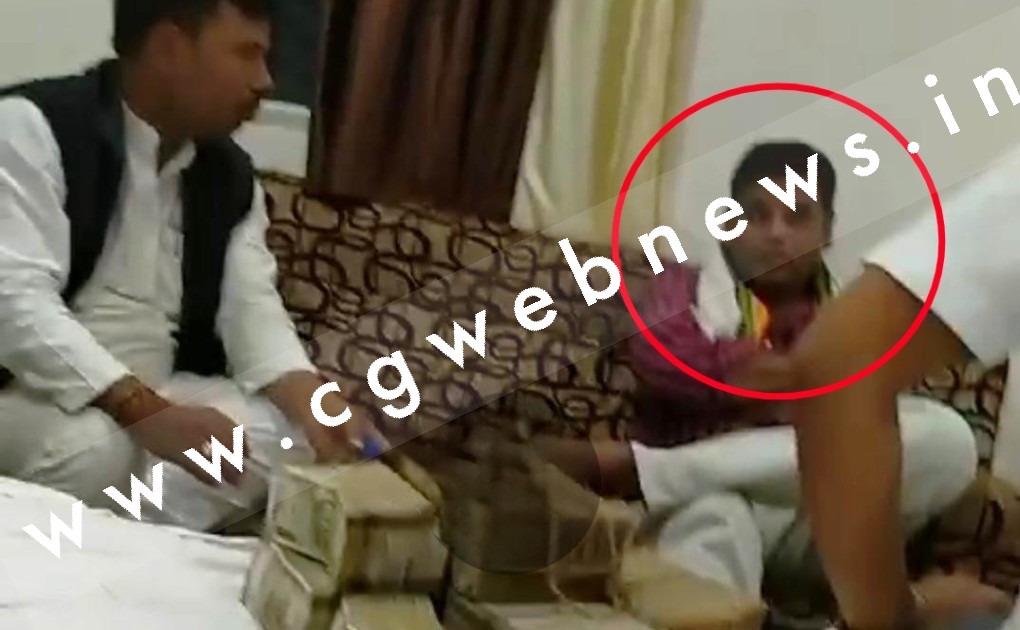 सक्ती - नोटो की गड्डियों के साथ विधायक लेकिन विधायक के बगल में बैठा शख्स कौन ??? , जाने इस शख्स के बारे में