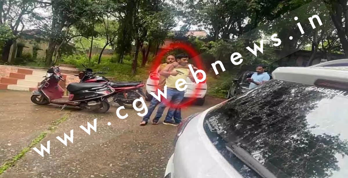 छत्तीसगढ़ - दो ठेकेदार आपस मे भिड़े , एक ठेकेदार ने दूसरे ठेकेदार पर चलाई गोली , मचा हड़कंप