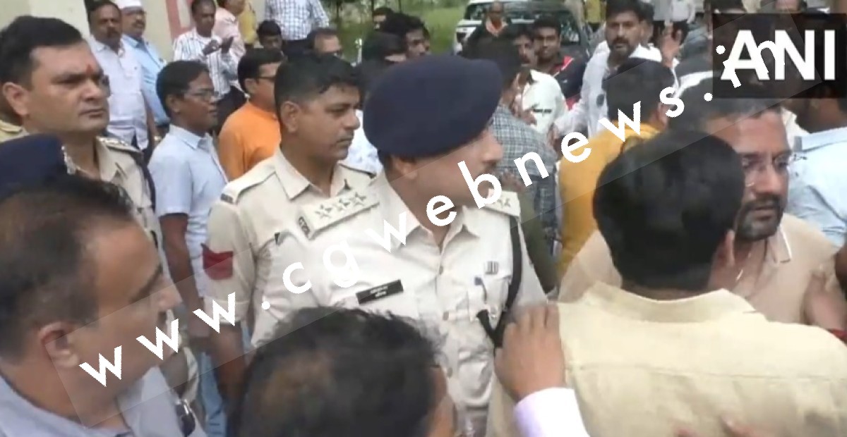 छत्तीसगढ़ - जनहित के मुद्दे पर चढ़ा राजनीतिक रंग , कलेक्ट्रेट में भीड़ गए भाजपाई और कांग्रेसी