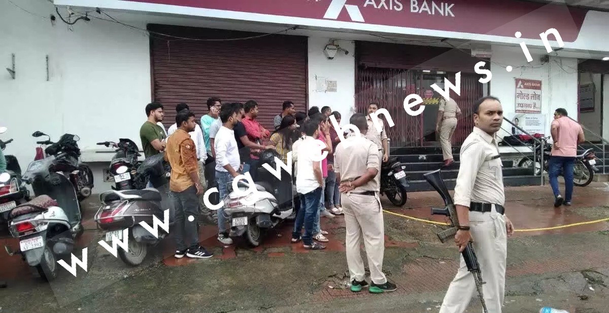 छत्तीसगढ़ - सभी डकैतों को लेकर एक्सिस बैंक पँहुची पुलिस , क्राईम सिन होगा रिक्रिएट