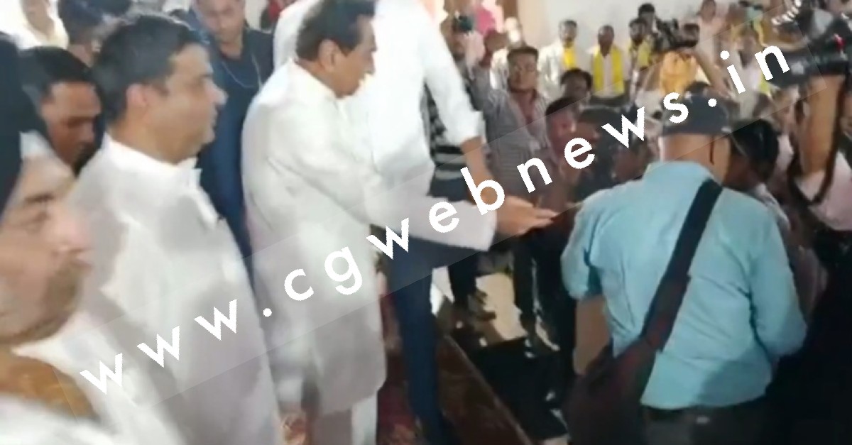 पूर्व मुख्यमंत्री ने कार्यक्रम से पत्रकारों को धक्के देकर निकलवाया बाहर , मंच से दी खुली धमकी , बवाल मचना तय