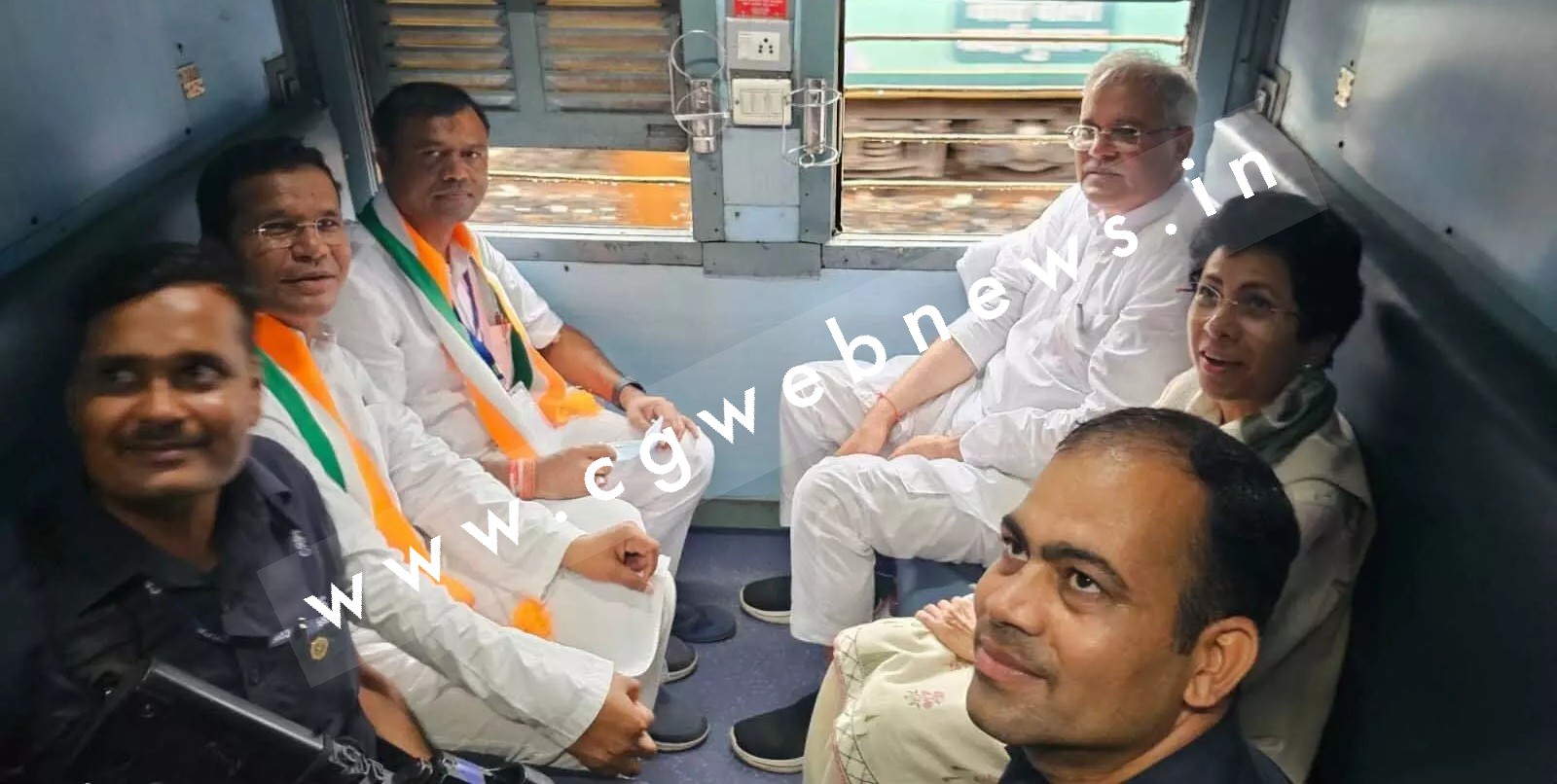 छत्तीसगढ़ - राहुल गांधी ने ट्रेन से किया बिलासपुर से रायपुर तक का सफर , देखे EXCLUSIVE तश्वीर