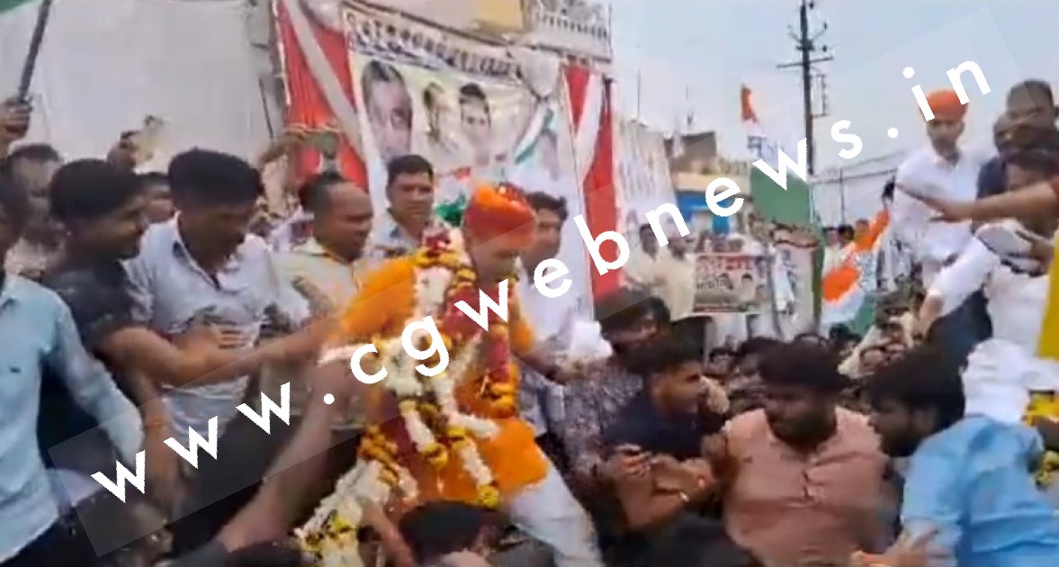 कांग्रेस की जन आक्रोश रैली में पूर्व मंत्री के सामने आपस में भिड़े कांग्रेसी , जम कर चले लात और घूंसे