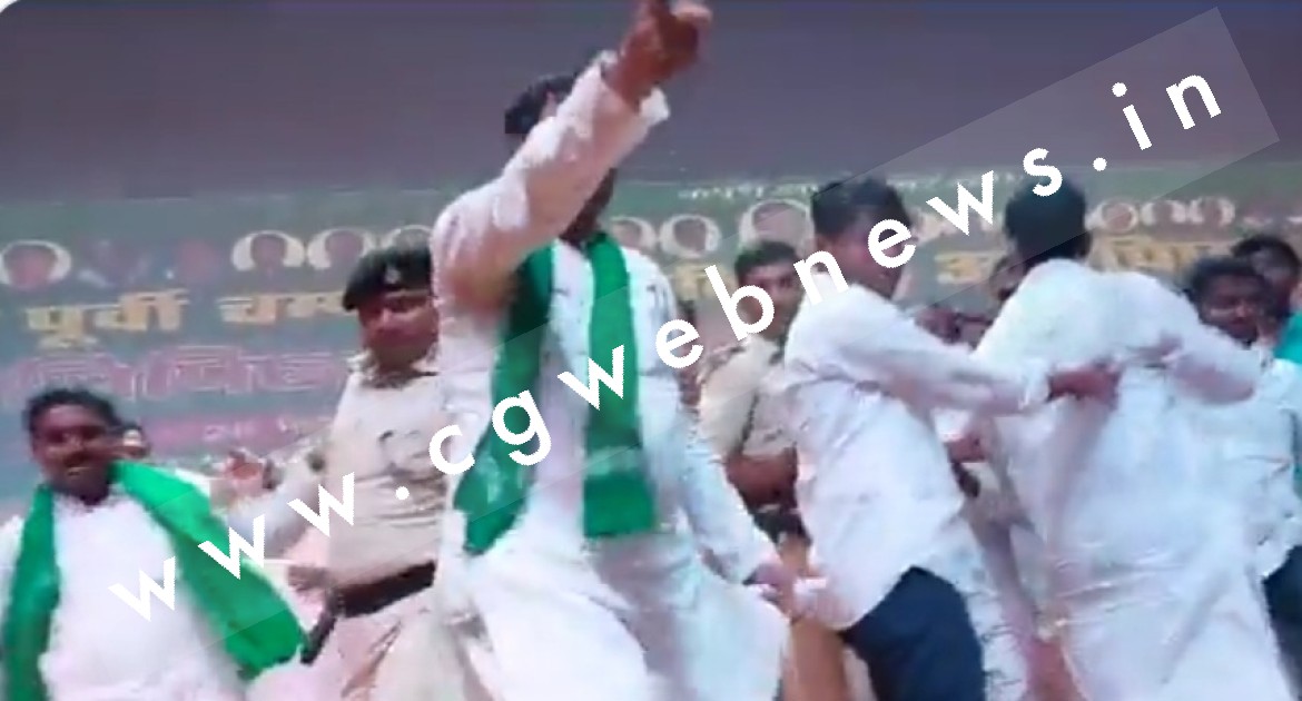 बड़े नेताओं के सामने मंच पर आपस मे भिड़े समर्थकों के दो गुट , जमकर हुई हाथापाई 