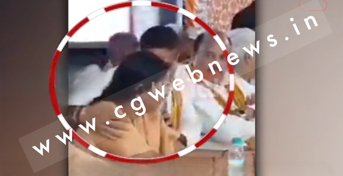 महिला विधायक के कंधे पर हाथ रख कर सांसद जी ने किया कुछ ऐसा की विधायक को मजबूरी में बदलनी पड़ी,,,