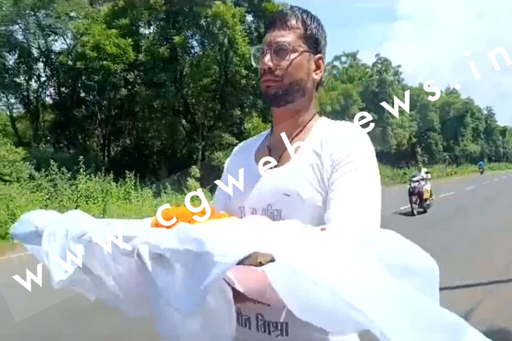 छत्तीसगढ़ - भूपेश है तो निराशा है लिखा बनियान पहन कर आरक्षक ने निकाली उम्मीद की अर्थी