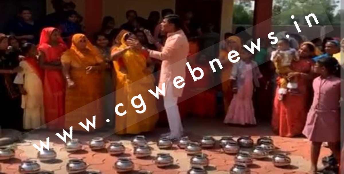 मंत्री जी को वोट करने के लिए महिलाओं को खिलाई जा रही है कसम , VIDEO वायरल होते ही मचा हड़कंप