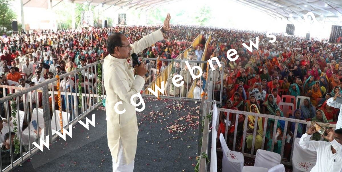 महिलाओं के बीच CM ने खेला इमोशनल कार्ड , कह दी ऐसी बात की महिलाओं की आँखों में आ गए आँसू