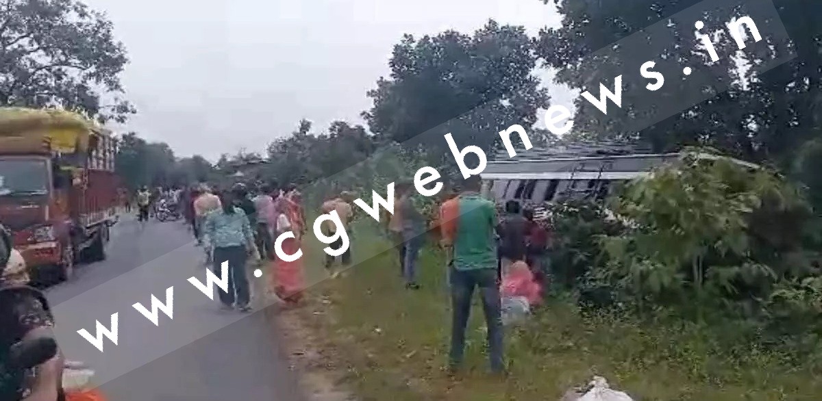 छत्तीसगढ़ - यात्रियों से भरी तेज रफ्तार बस पेंड़ से टकराई , मची अफरातफरी