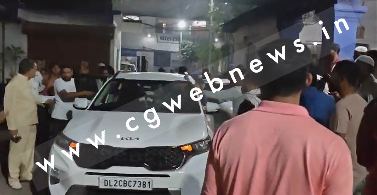 बेकाबू ट्रक ने राह चलते लोगो को कुचला , हादसे में एक ही परिवार के चार लोगों की मौके पर ही मौत