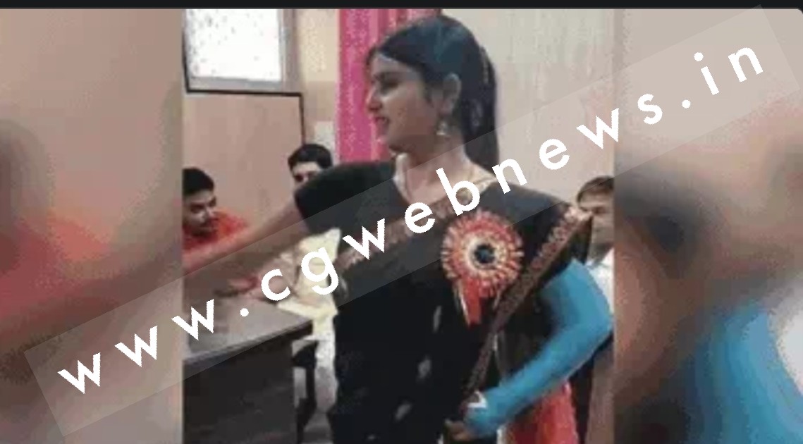 हॉस्पिटल अधीक्षक के कमरे में नर्स ने लगाए जमकर ठुमके , VIDEO वायरल होते ही मचा बवाल