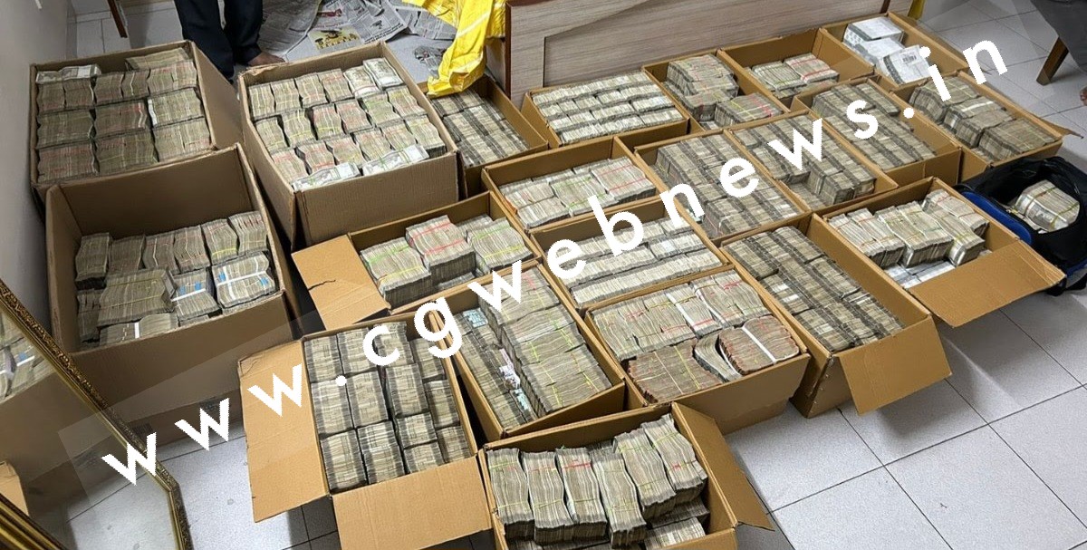 पूर्व पार्षद के फ्लैट पर देर रात इनकमटैक्स विभाग की दबिस , 21 कार्टून बॉक्स में भरा करोड़ो रुपये बरामद 