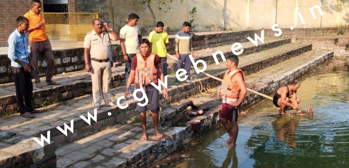 छत्तीसगढ़ - रतनपुर के माँ महामाया मंदिर में युवक ने खुद पर आग लगा कर कुंड में लगाई छलांग , हुई मौत