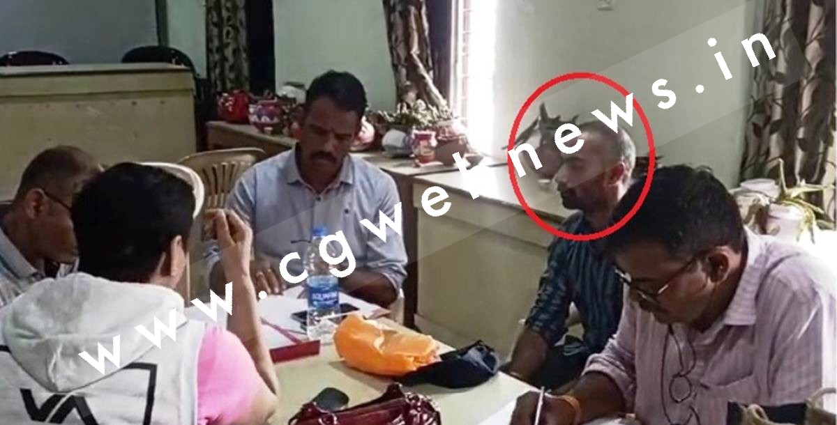 सरपंच से 25 हजार की रिश्वत लेते रोजगार सहायक गिरफ्तार , लोकायुक्त की कार्यवाही