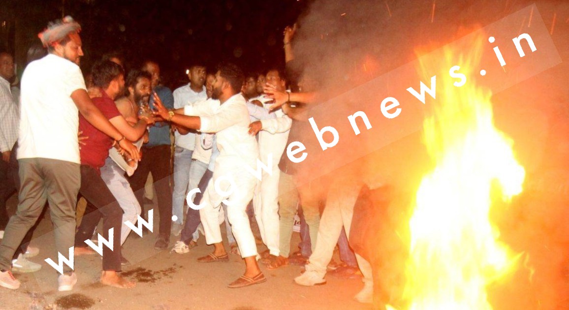 विधायक का टिकट कटने से नाराज समर्थक ने PCC चीफ के बंगले के बाहर किया आत्मदाह का प्रयास , मचा हड़कंप