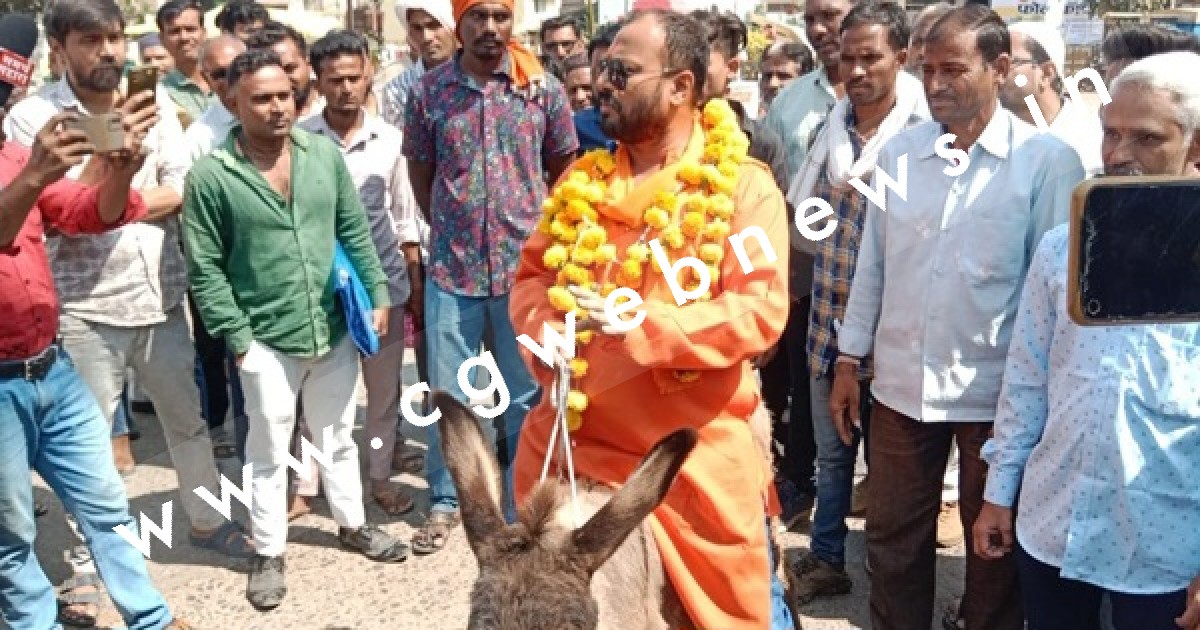 गधे पर सवार होकर नामांकन दाखिल करने पँहुचा प्रत्याशी , गधे पर सवारी की बताई यह वजह