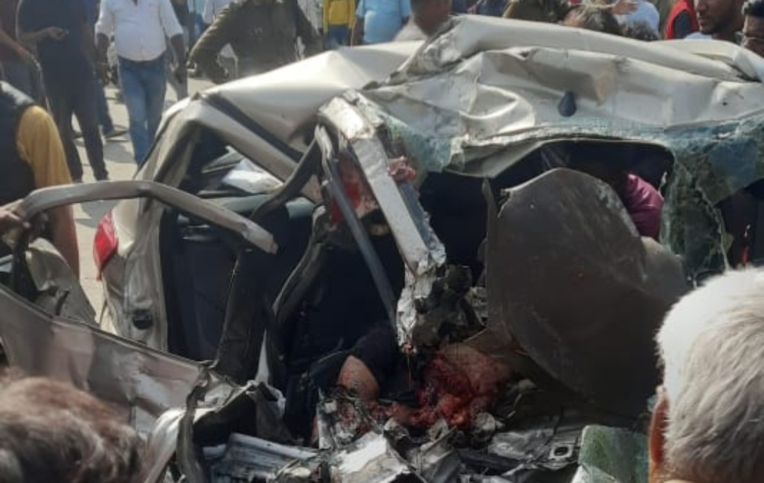 जांजगीर चाम्पा - बारातियों से भरी कार और ट्रक में टक्कर , हादसे में चार लोगों की मौके पर ही मौत