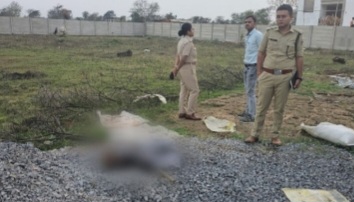 छत्तीसगढ़ - श्मशान से काट कर लाया लाश की खोपड़ी , करने वाला था मंत्र साधना लेकिन कुत्तों ने खोल दिया पोल