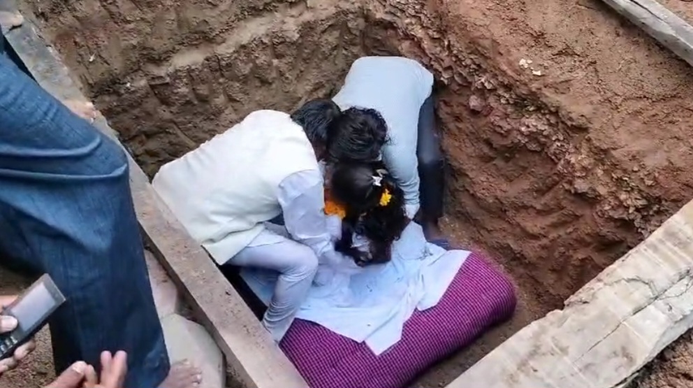 छत्तीसगढ़ - 13 साल की सत्यवती ने ली भूमिगत समाधि , 12 घंटे बाद निकली सकुशल बाहर , लगे जय सतनाम के नारे