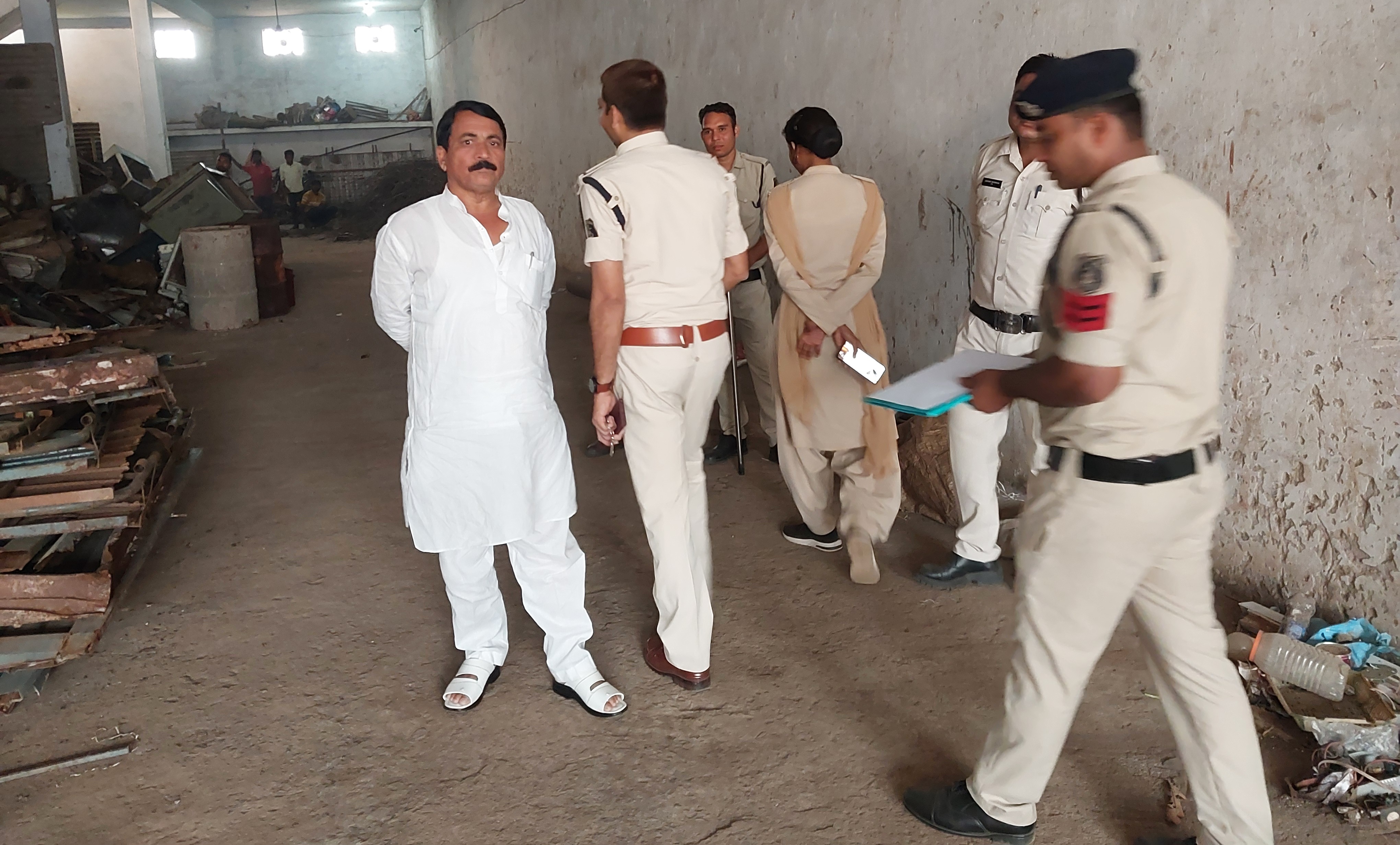 सक्ती - कल्लू और महमूद कबाड़ी के गोदामो पुलिस की दबिस , लाखो रुपये का कबाड़ जप्त