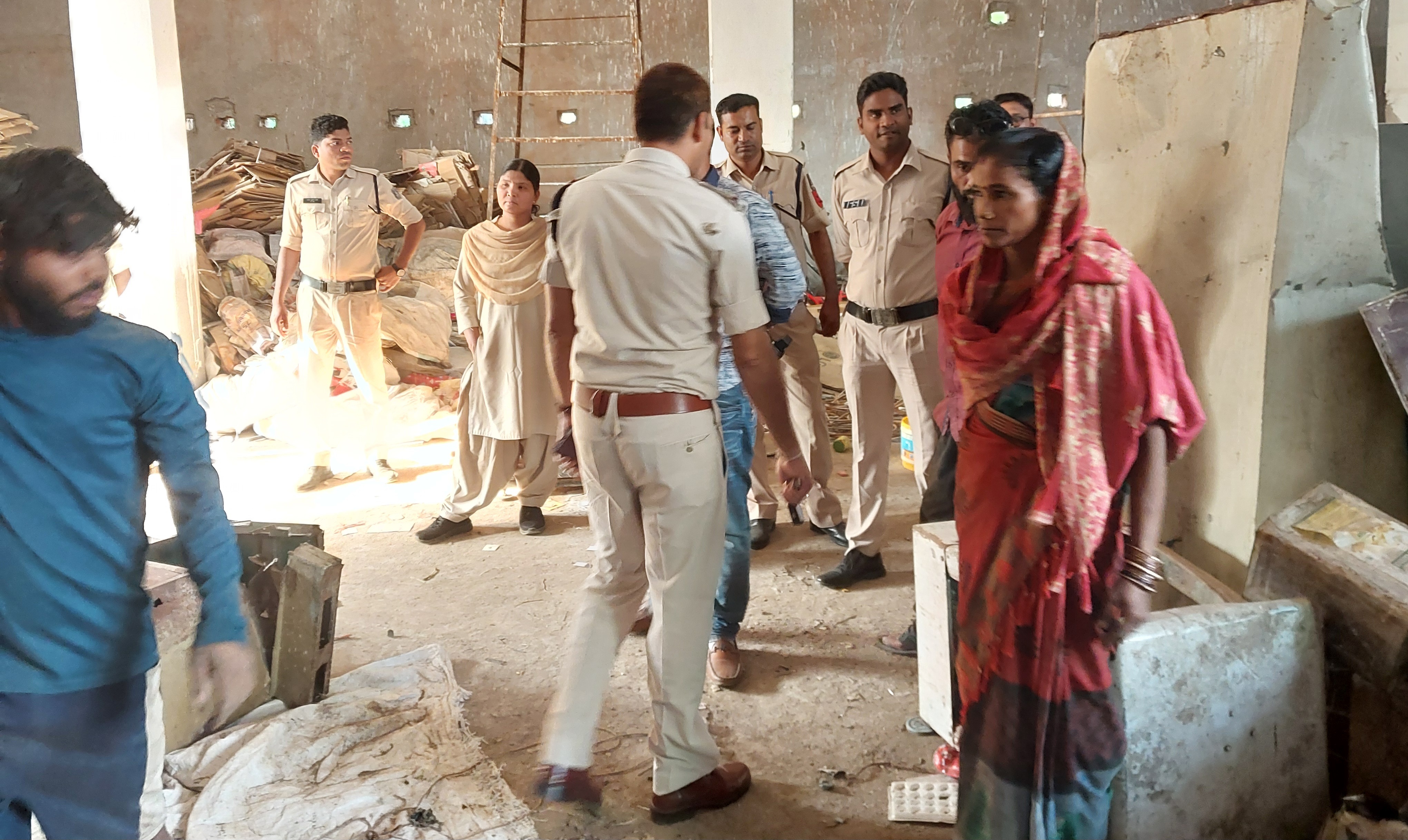 सक्ती - कल्लू और महमूद कबाड़ी के गोदामो पुलिस की दबिस , लाखो रुपये का कबाड़ जप्त