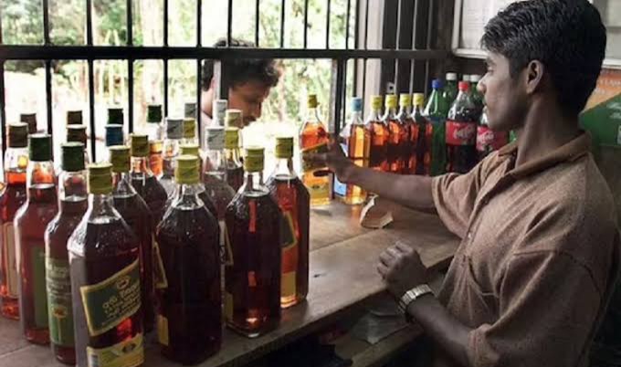छत्तीसगढ़ - ओवररेट पर शराब बेचना 16 सुपरवाइजरो को पड़ा भारी , सभी हुए बर्खास्त , देखे नाम