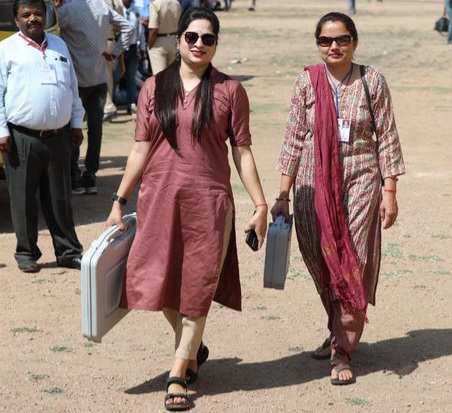 सबसे खूबसूरत महिला मतदान कर्मी , तश्वीर वायरल होते ही कमेंट्स की लगी झड़ी , जाने कौन है यह महिला??