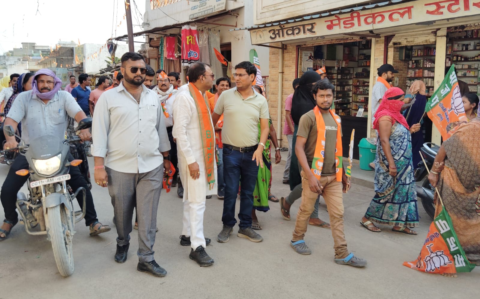 सक्ती - चुनाव प्रचार के अंतिम दिन दिनेश शर्मा 'अन्नपूर्णा' ने झोंकी ताकत , कहा ऐतिहासिक होगी कमलेश की जीत