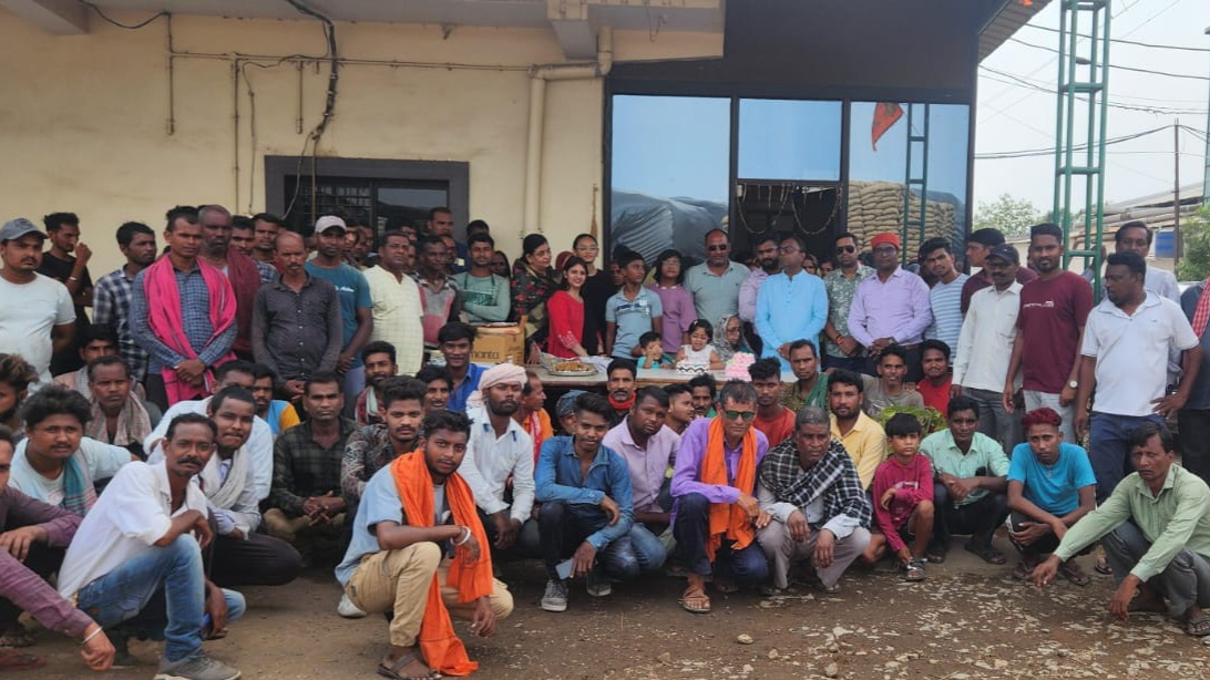 सक्ती - गौसेवा और वस्त्र वितरण कर भाजपा नेता दिनेश शर्मा 'अन्नपूर्णा' ने मनाया अपना 55वां जन्मदिन