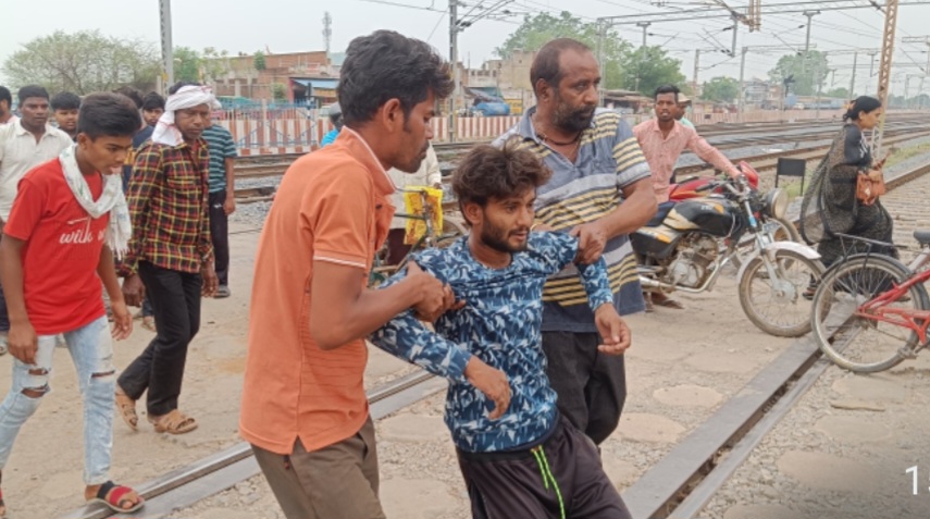 सक्ती - सोंठी रेल समपार में बड़ा हादसा , बंद फाटक पार करने के दौरान बाईक सवार आया मालगाड़ी की चपेट में , उड़े परखच्चे